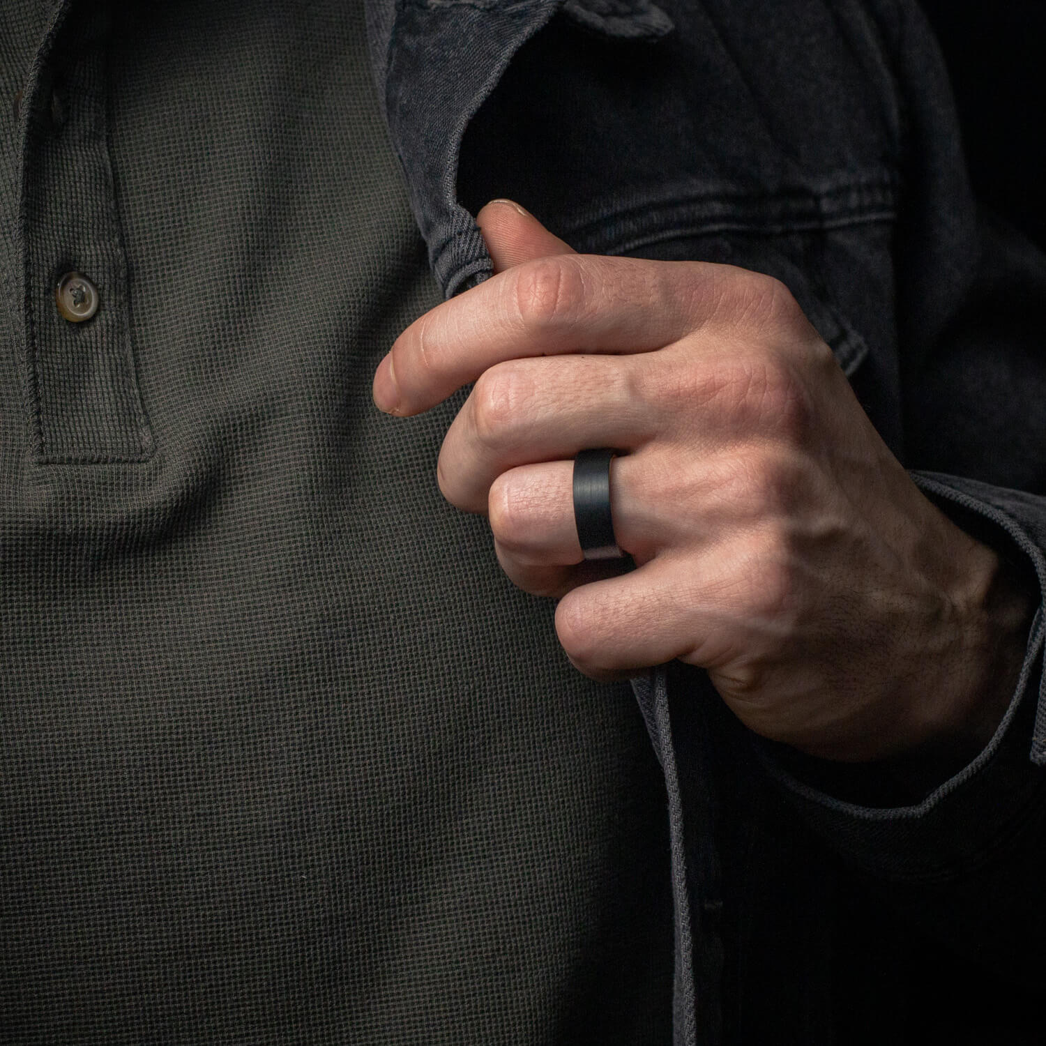 Man wearing a black wedding ring on a dark background – Andrwood